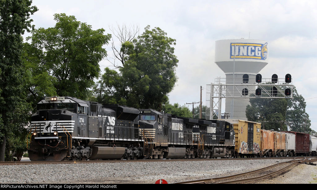 NS 2714 leads train 13R southbound